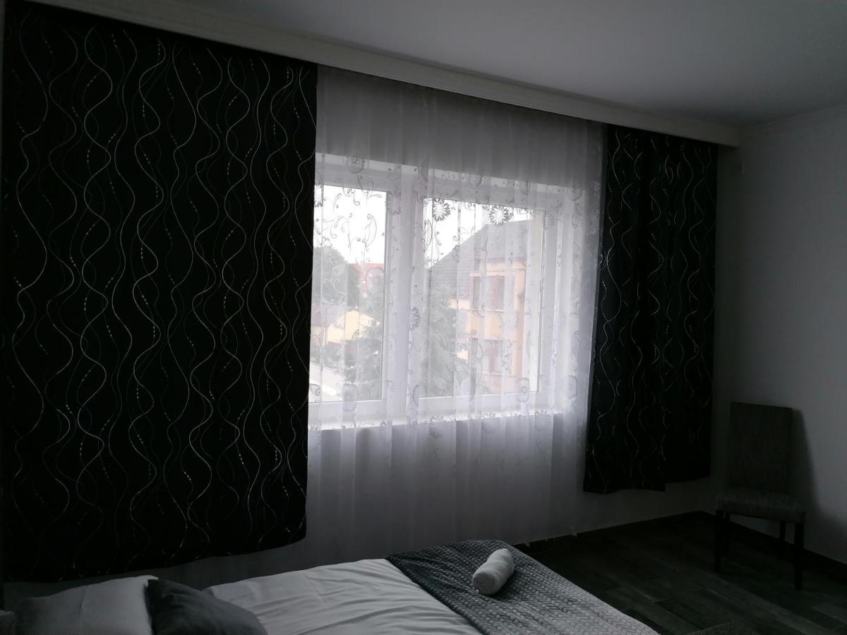 Napfeny Szallas Szeged Buitenkant foto